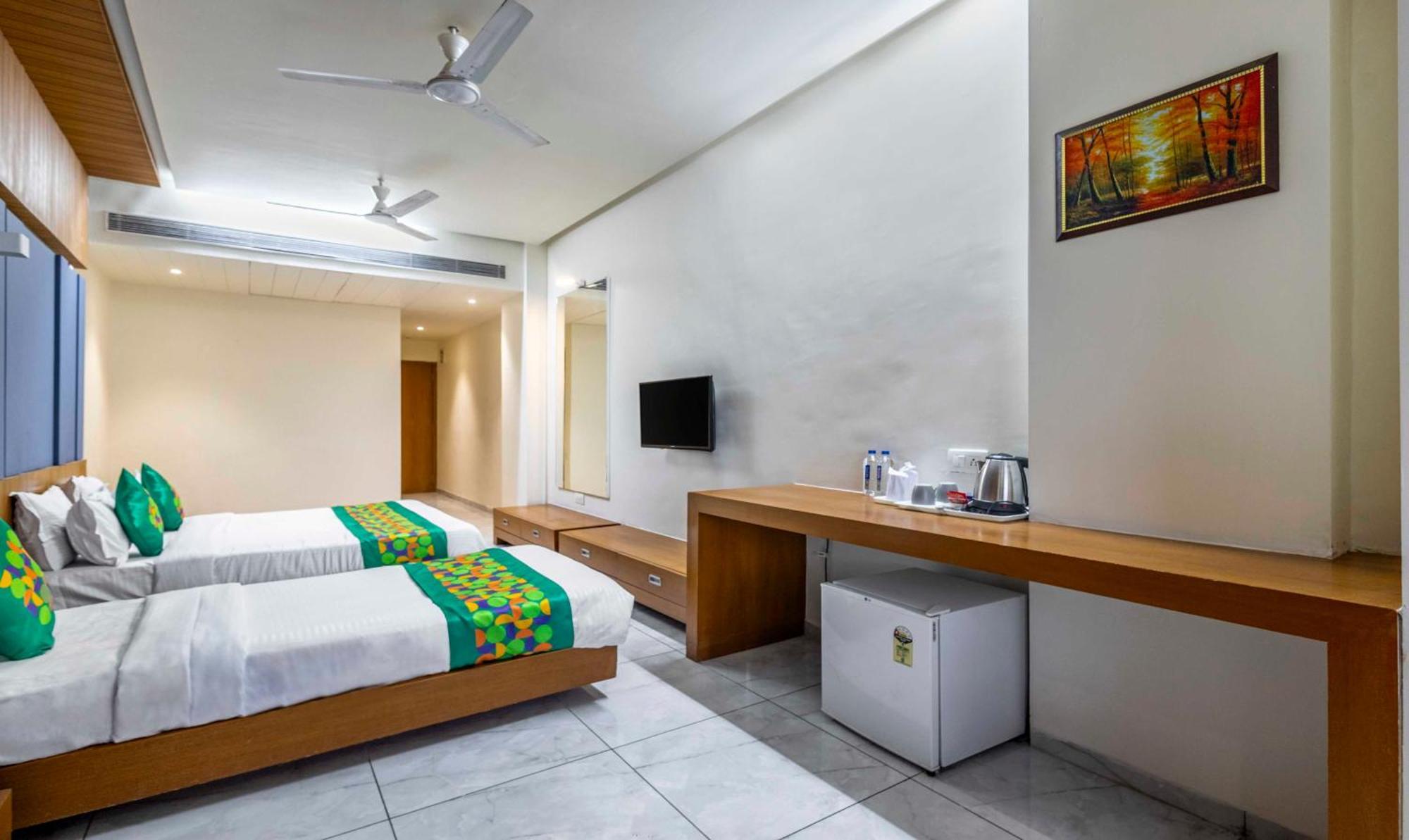 Treebo Blue Moon Hotel Gandhinagar Exterior photo