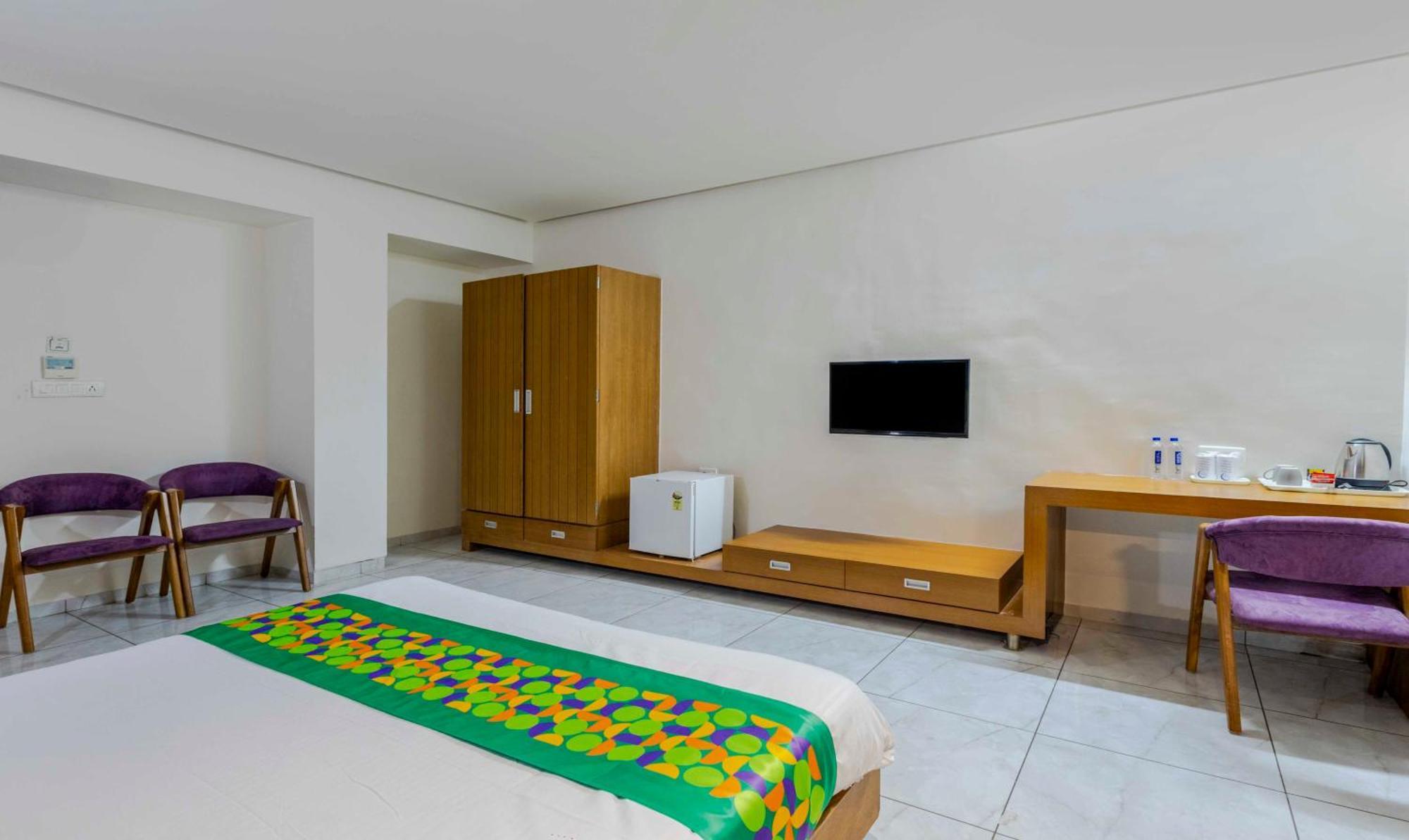 Treebo Blue Moon Hotel Gandhinagar Exterior photo